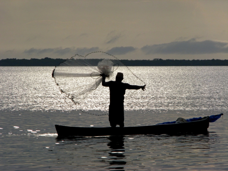 Pescadores cortan la Ruta 11