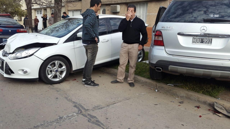 Un hombre perdió el control de su auto e impactó contra cinco