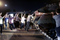 La purga llegó al teatro: actores suspendidos por sospechas golpistas