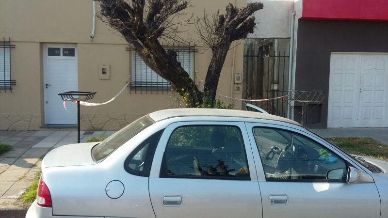 Hallan el cadáver de un hombre dentro de un auto