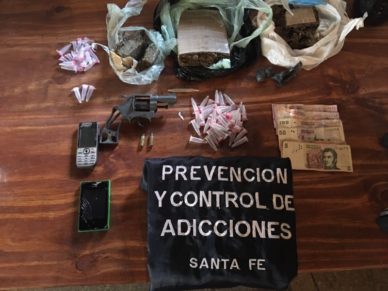Personal antinarcóticos secuestró marihuana y un revolver