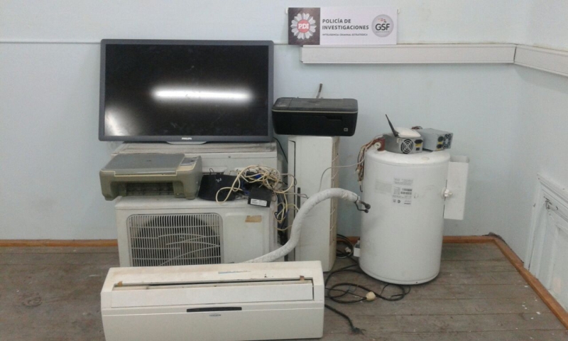 Detienen a dos personas por robo y recuperan elementos