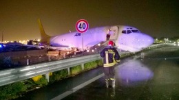 Un avión de carga se despistó en Bérgamo y terminó en plena ruta