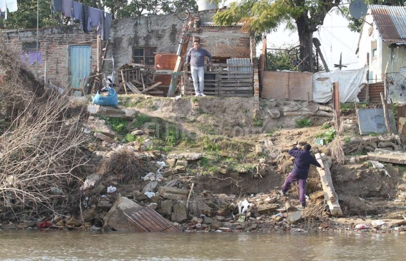 En Alto Verde el río se lleva las viviendas de la costa