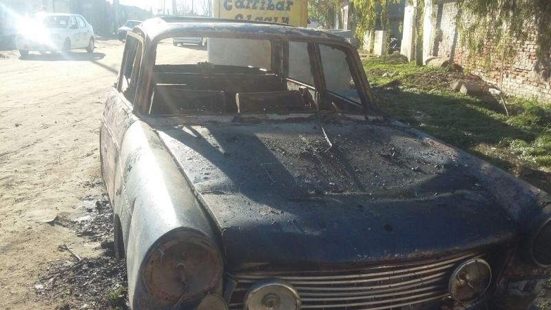 Quemaron un Peugeot 404 