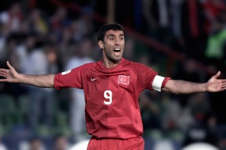 Turquía ordenó arrestar al ex futbolista Hakan Sükür 