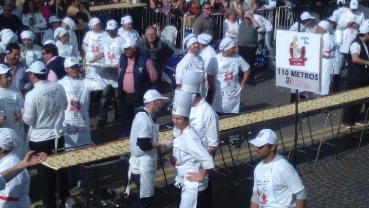 A la sombra del Monumento, la pizza más larga del Litoral