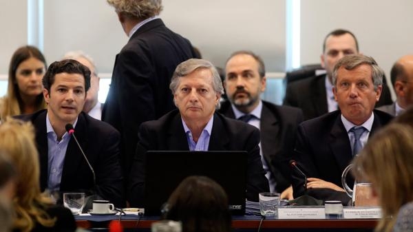 Duros cruces entre los diputados y Aranguren