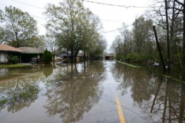Ascienden a 11 los muertos y 30.000 los evacuados