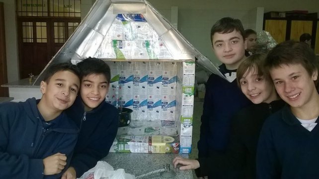 En Santo Tomé construyen refugios para perros con cajas