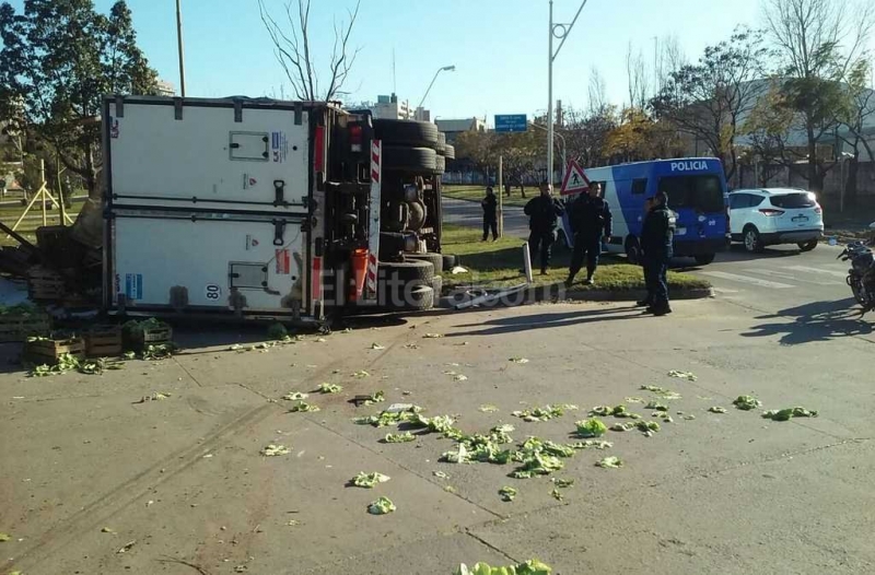 Volcó un camión con verduras en el ingreso sur a la ciudad