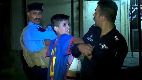 Detienen a un niño con la camiseta de Lionel Messi que iba a inmolarse