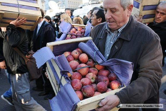 Productores regalaron fruta por la falta de rentabilidad