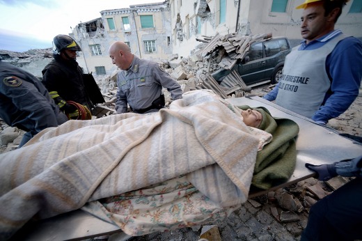 Al menos 38 muertos y decenas de heridos por el fuerte terremoto 