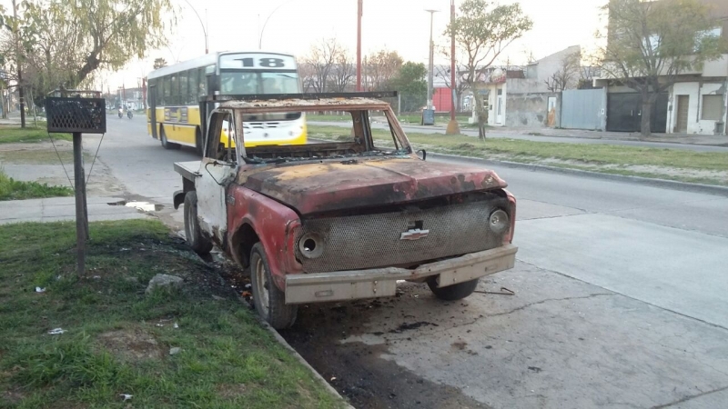 Quemaron otros dos autos en el norte de la ciudad