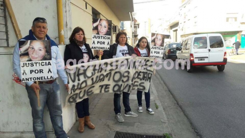 “No me sirve que caminen en la calle porque mi hija por ellos no puede caminar más”