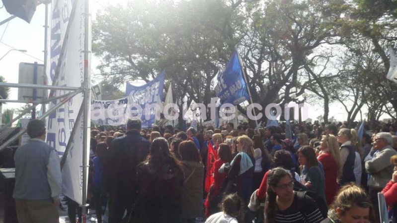 Los docentes se manifestaron frente al Ministerio de Salud