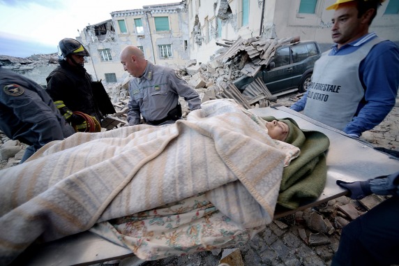 Ascienden a 159 los muertos en el devastador terremoto en Italia