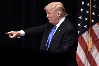 Trump acusó a Hillary Clinton de abandonar a los negros y latinos