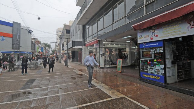 Desechos cloacales en plena Peatonal santafesina