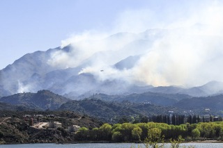 Por el fuego evacúan a los habitantes del complejo Sierras Marianas