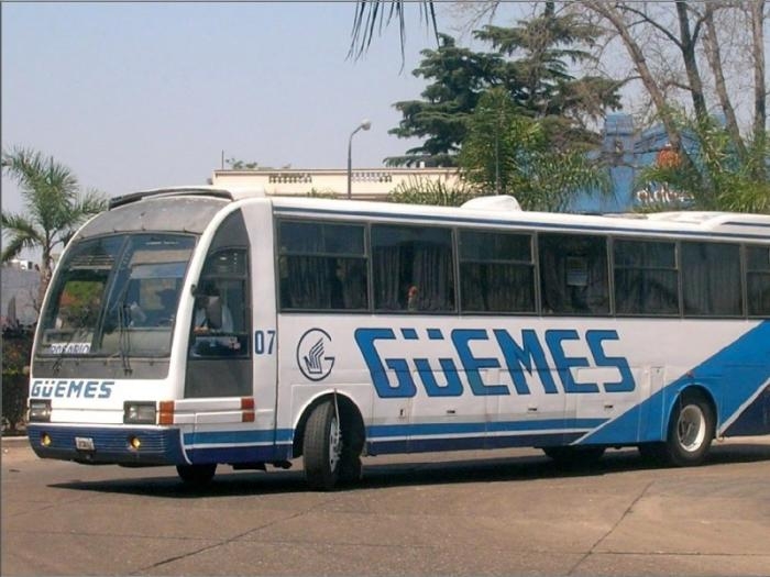 Dos muertos al chocar de frente un ómnibus y un auto 