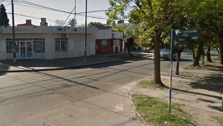 Vio un robo, se detuvo y le balearon el auto