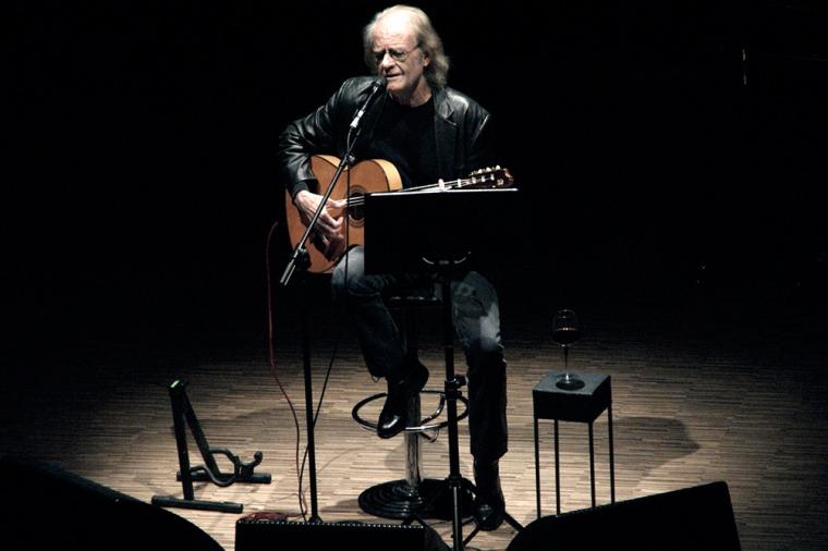 El español Luis Eduardo Aute continúa internado