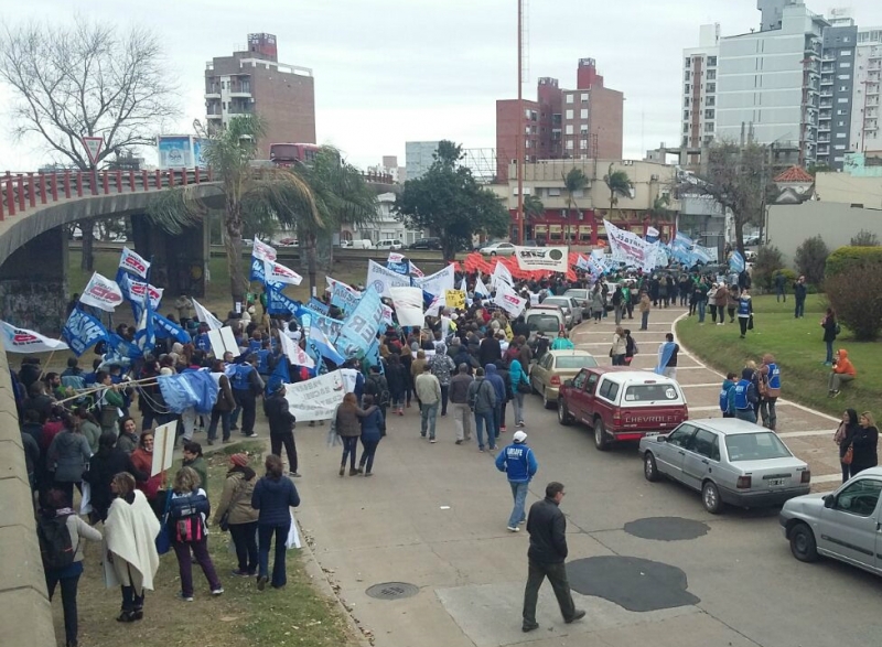 La marcha docente recorrió las calles de Santa Fe