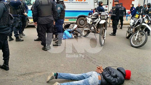 Escapaban de la policía y chocaron en pleno centro santafesino