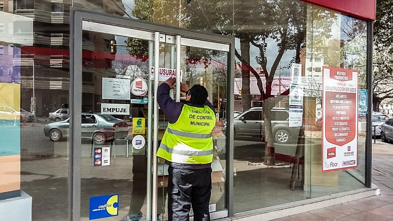 Clausuran tres locales de una cadena comercial