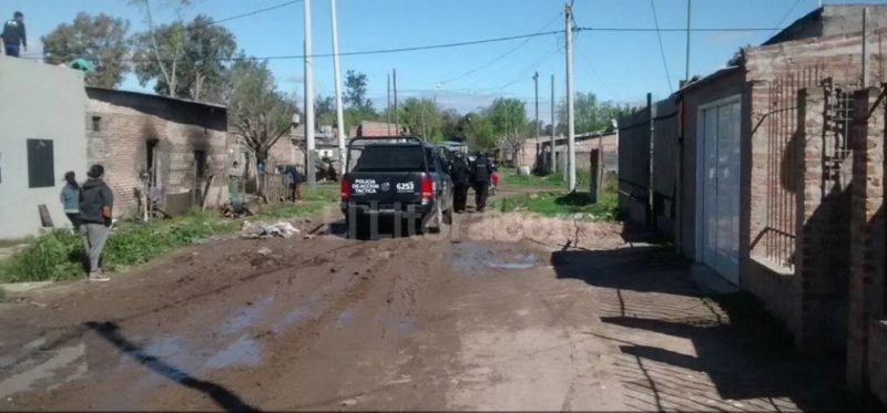 Tiros, piedrazos, robos y dos casas quemadas
