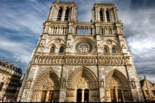 Hallan un coche con garrafas de gas cerca de Notre Dame