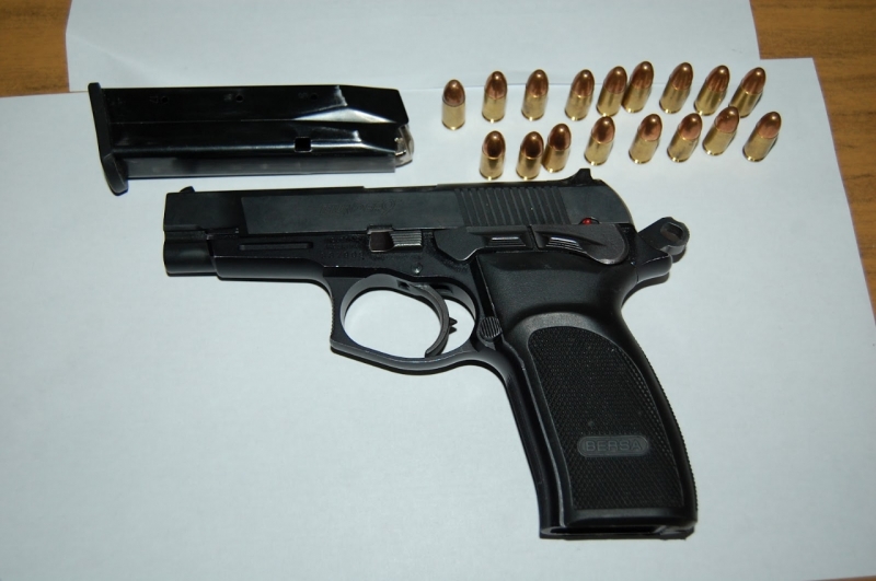 Una policía le prestó su arma y el chaleco a su novio ladrón