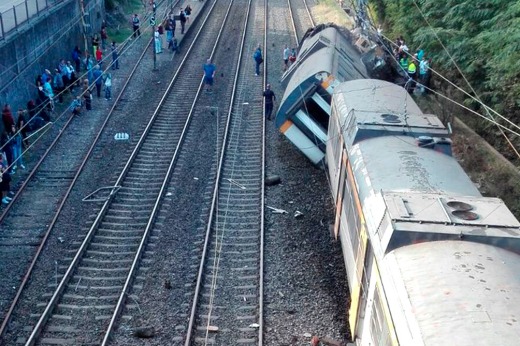 Tres muertos al descarrilar un tren en España