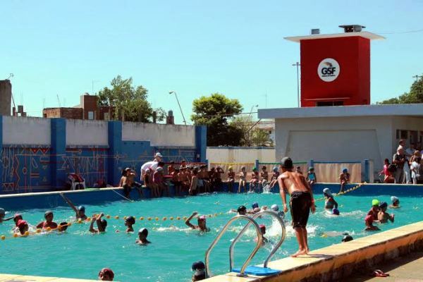 Climatizarán las piletas de La Esquina Encendida
