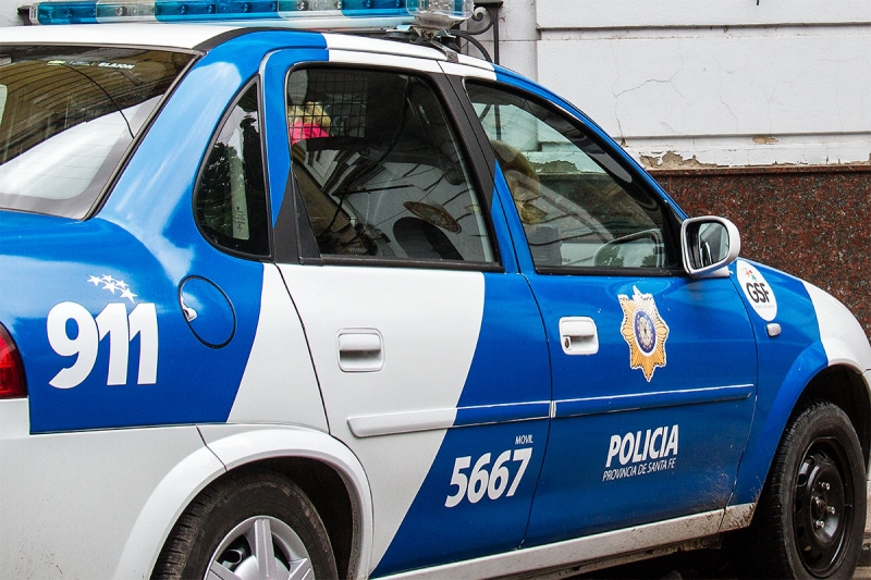 Detienen a un policía acusado de golpear y abandonar a una mujer
