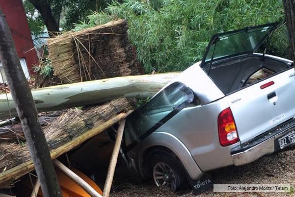Más de 200 evacuados, cortes de luz y voladuras de techos 