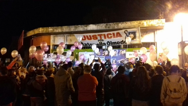 Suelta de globos a un año de la explosión de la panadería