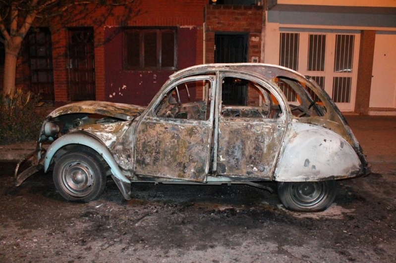 Dos autos fueron quemados en las últimas horas