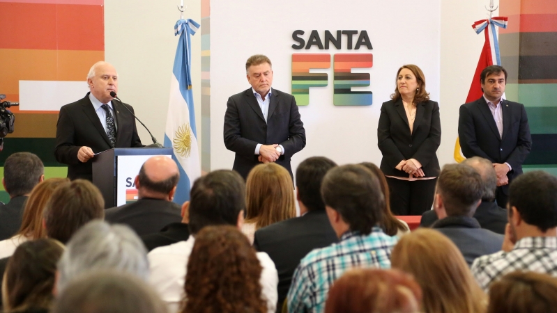 Lifschitz firmó los contratos para la ejecución de 630 viviendas