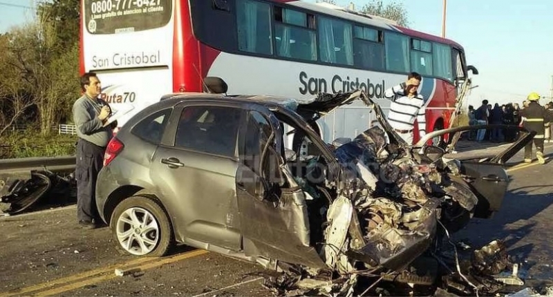 Choque frontal entre un colectivo y un auto en la ruta provincial 70