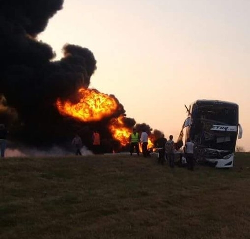 Dos muertos en choque entre camión de combustible y un micro