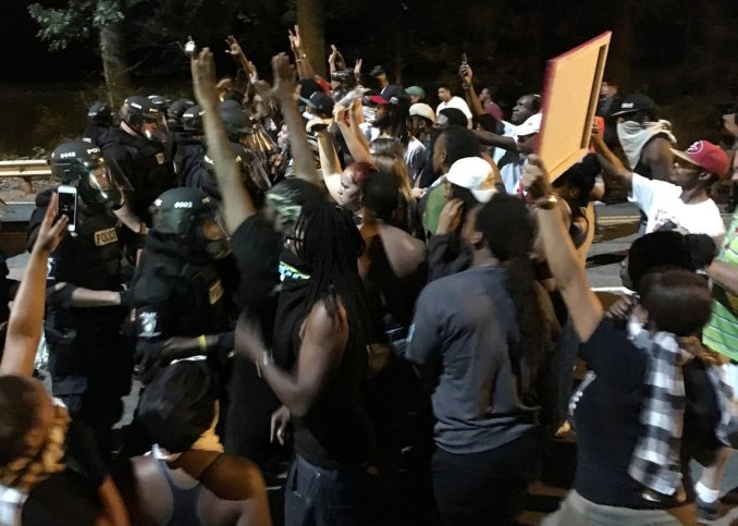 Noche de furia por la muerte de un negro a manos de la policía