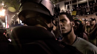 Tercera noche de protestas en Charlotte pese al toque de queda