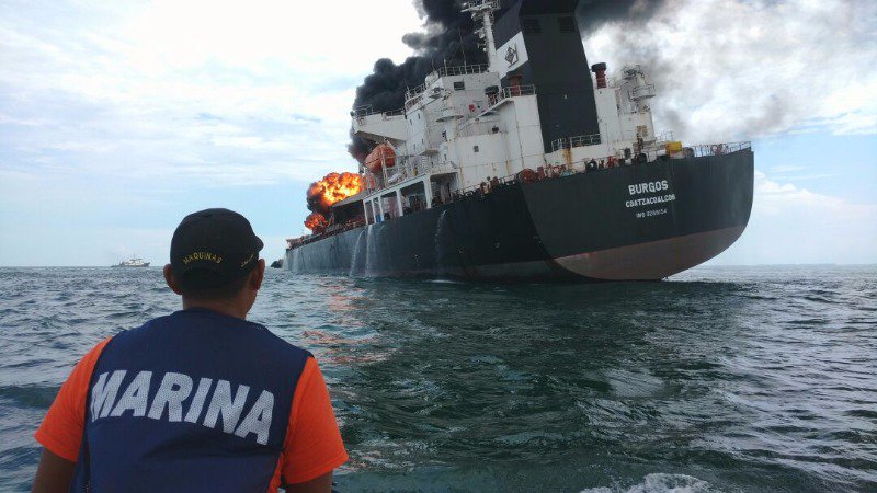 Un buque de Pemex se incendió con 167.000 barriles de combustible