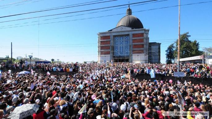 Una multitud celebró el 33 aniversario de la aparición de la virgen María del Rosario