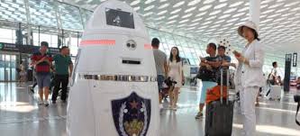 Uno de los mayores aeropuertos de China es patrullado por robots