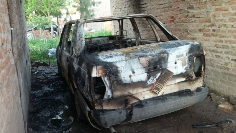 Le prendieron fuego el auto y al intentar apagarlo sufrió heridas