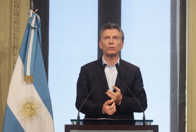 Macri distingue a docentes en Tecnópolis y luego recibe a Aranguren en Olivos